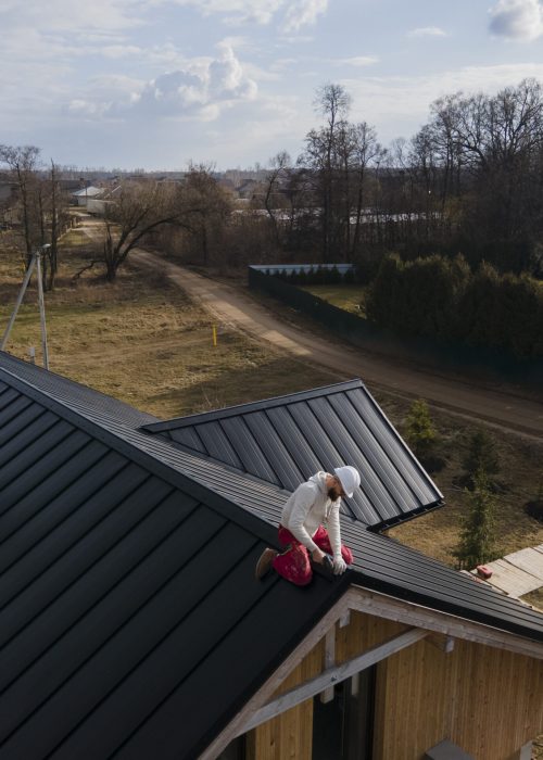 long-shot-roofer-working-with-helmet